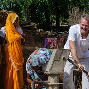 Hugh Bonneville visits India